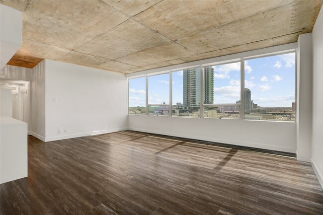 Building Photo - 2701 Westheimer Rd
