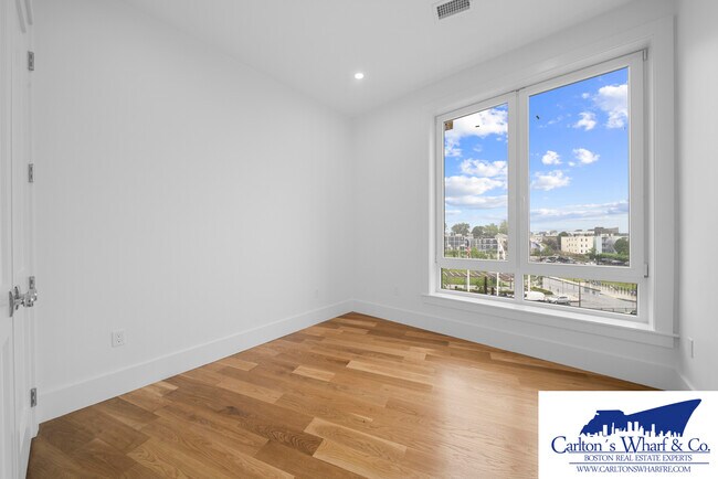 Building Photo - 218 Old Colony Ave