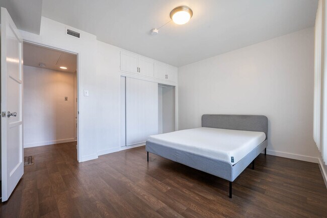 Building Photo - 5844 W 88th St