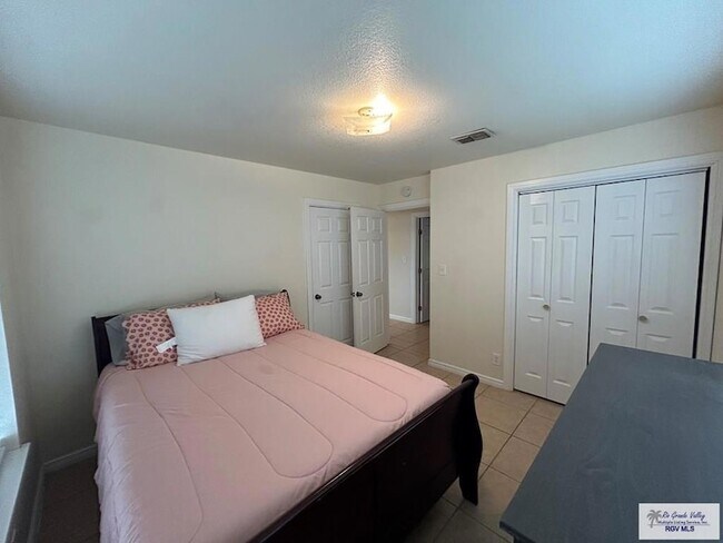 Building Photo - 711 Cisneros St