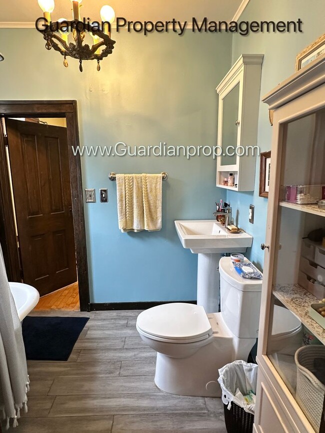 Building Photo - Northeast Spacious Upper Level Duplex, Har...