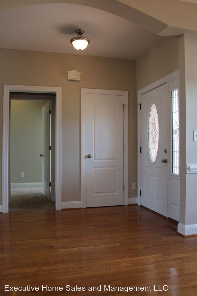 Building Photo - 3 br, 2 bath House - 201 Maddux Dr