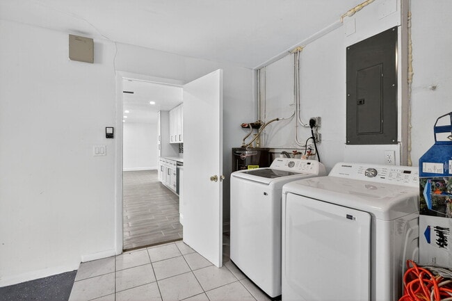 Building Photo - 600 S Mangonia Cir