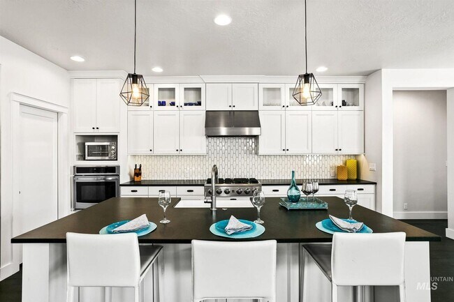 Building Photo - Stunning Modern Home Near NE Foothills | Mountain Views | Designer Finishes
