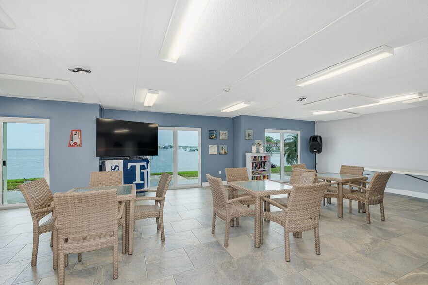 Building Photo - 464 N Paula Dr