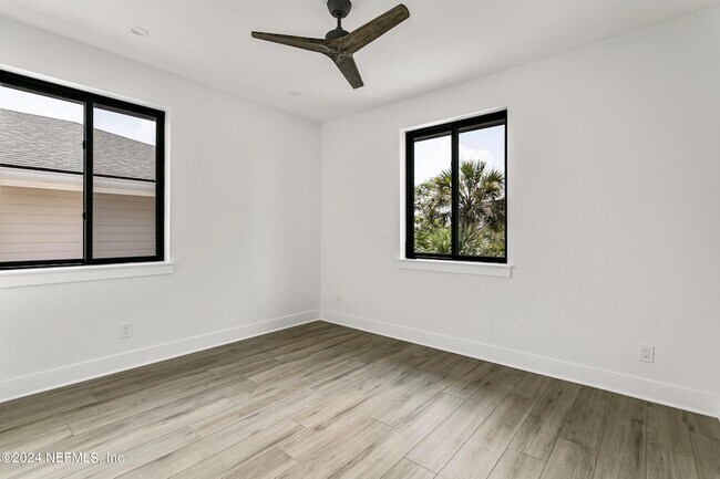 Building Photo - 207 Lora St