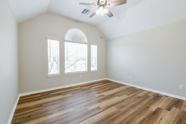 Building Photo - 815 Robins Way