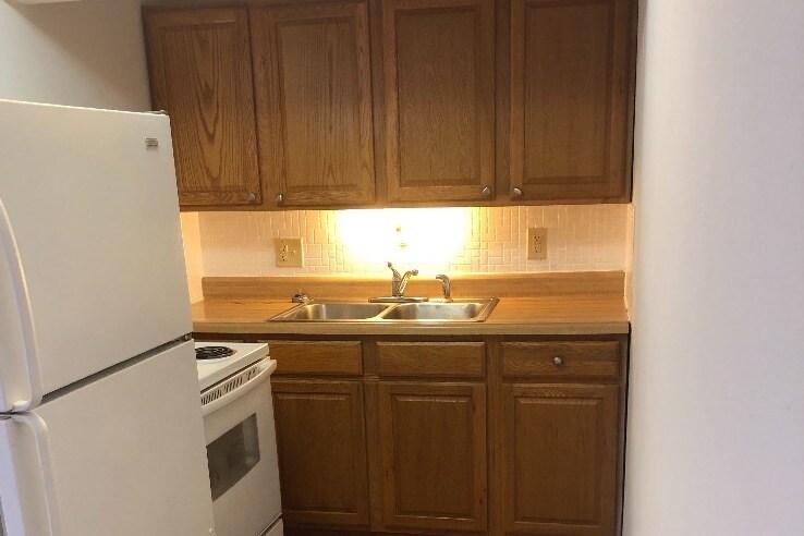 Eat in kitchen with refrigerator and range - 1026 Danwood Ln