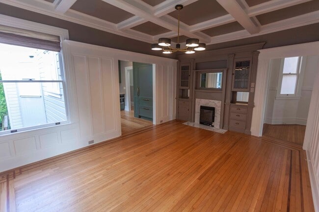 Building Photo - Beautifully Remodeled 3BR 2BA Top Floor Condo in Presidio Heights