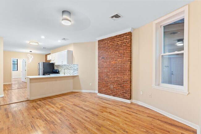 Building Photo - 378 Baldwin Ave
