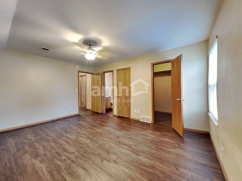 Building Photo - 3207 Barclay Ct