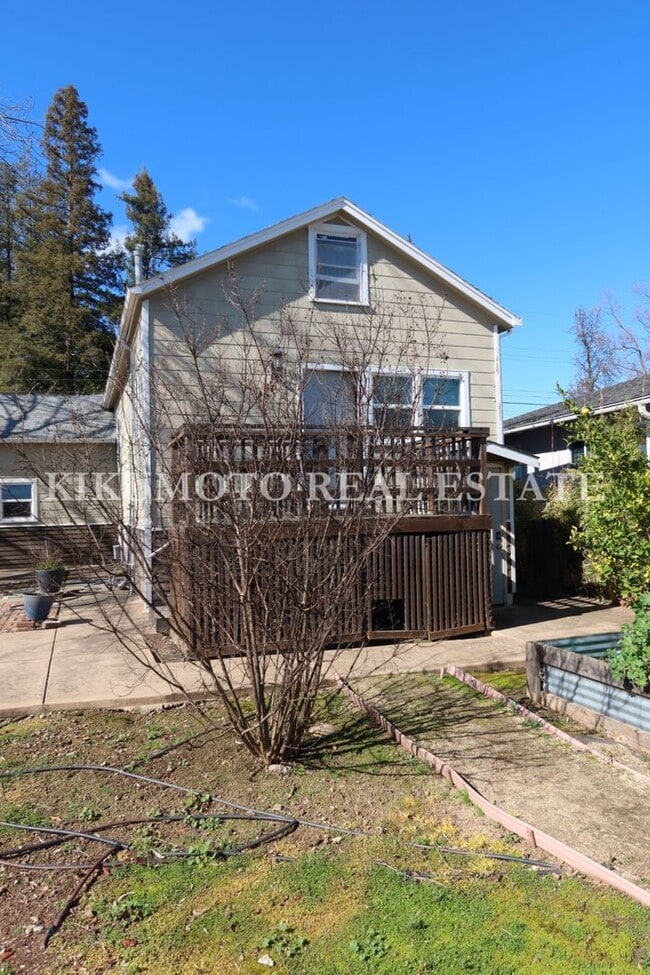 Building Photo - East Sacramento - 2 bedroom, 1 bath, 1 car garage