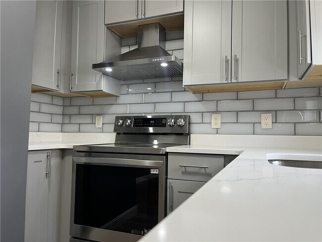 Building Photo - 11 Newcomb St