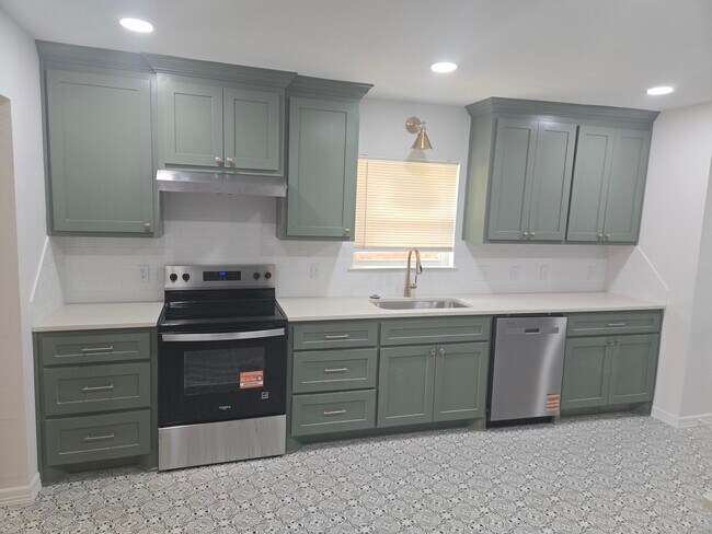 Building Photo - 415 N 23rd St