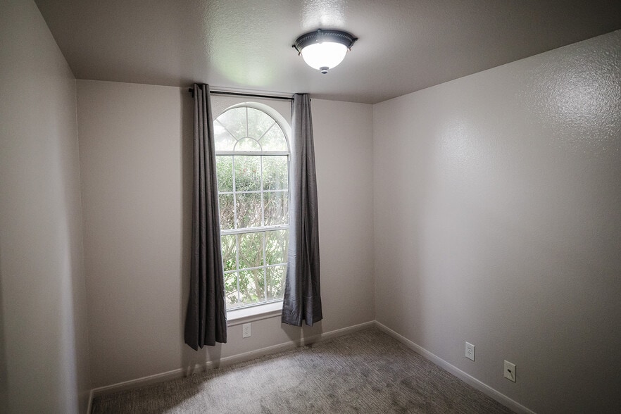Building Photo - 810 Faircrest Dr