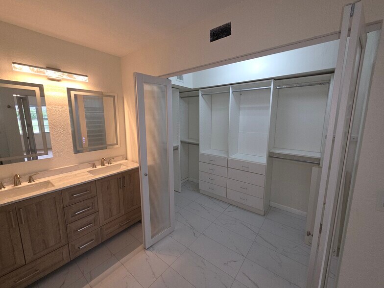 Building Photo - 5305 Buckhead Cir