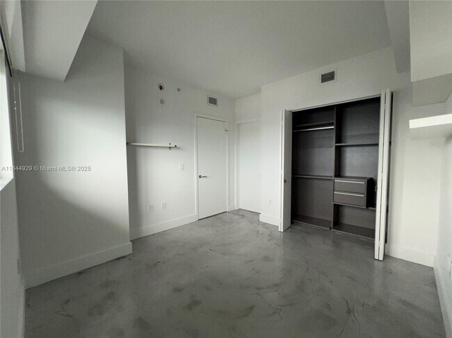 Building Photo - 460 NE 28th St