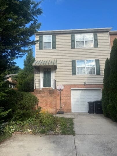 Building Photo - "Charming 3-Bedroom Retreat with 2 Full Ba...
