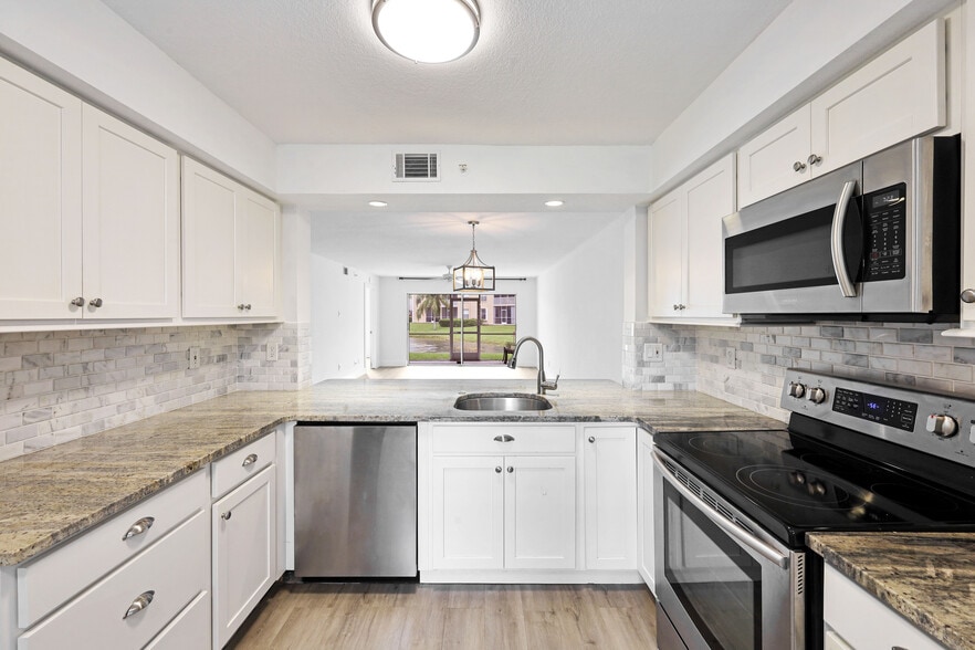 Primary Photo - 9650 Victoria Ln