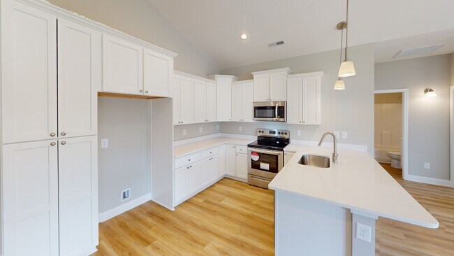 Building Photo - Midtown Oaks 12