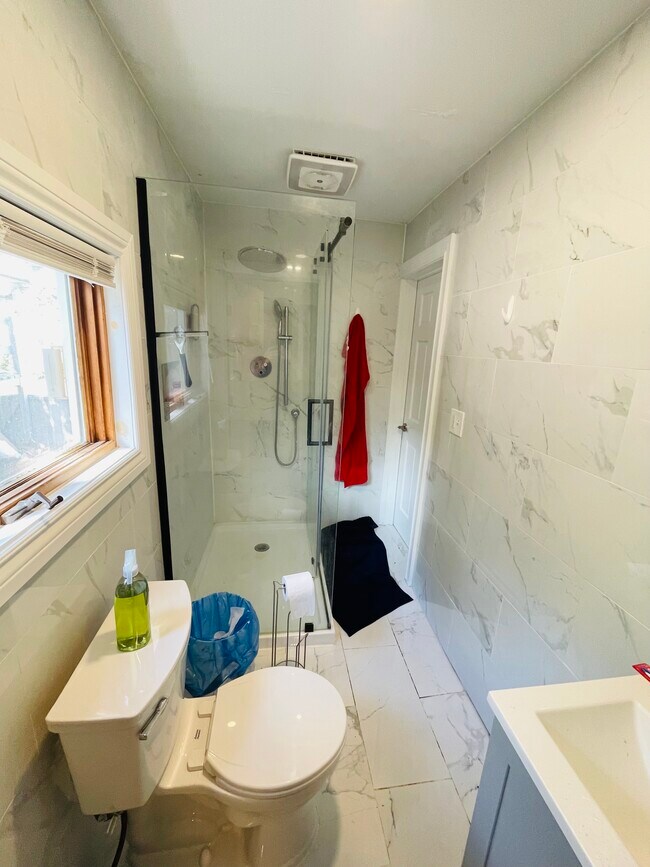 Building Photo - 27 Oak St