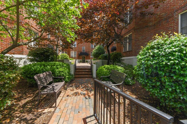 Building Photo - 828 N Elm St