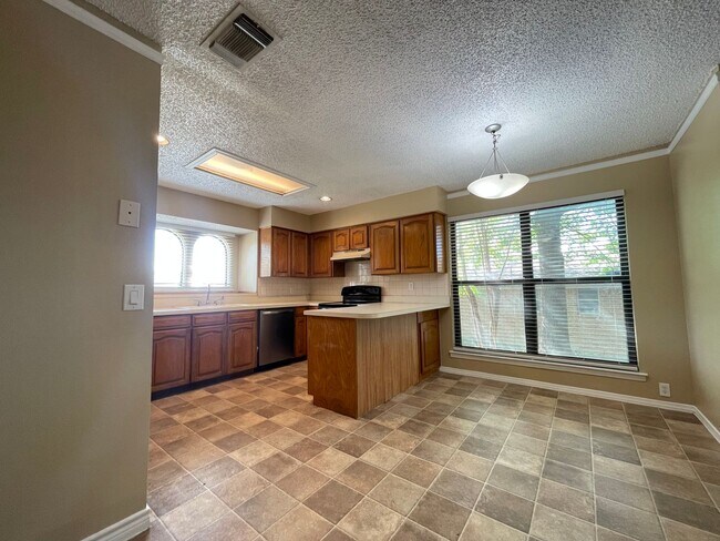 Building Photo - 3 Bedroom 2 Bath and 2 Car Garage