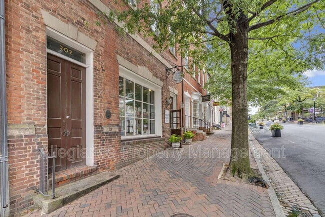 Building Photo - 718 S Washington St