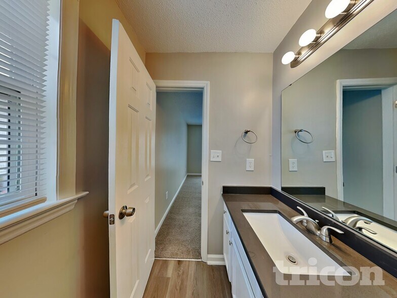 Building Photo - 4417 Woodlawn Dr