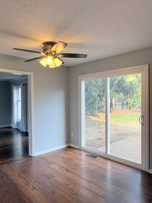 Building Photo - 1016 Lois Ln