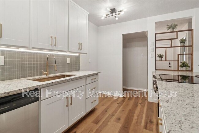 Building Photo - 511 Cumberland Dr