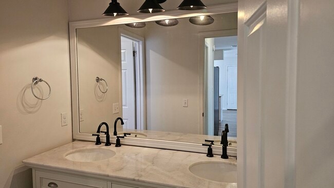 Building Photo - 406 Parkwood Pl