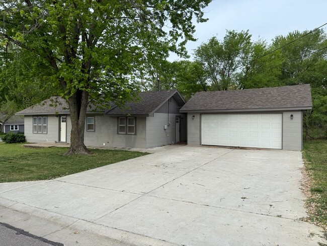 Building Photo - 2 Bed, 1 Bath House, 2 Car Garage For Rent...