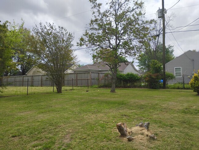 Building Photo - Stunning 3 Bedroom/2 Bath Awaits You