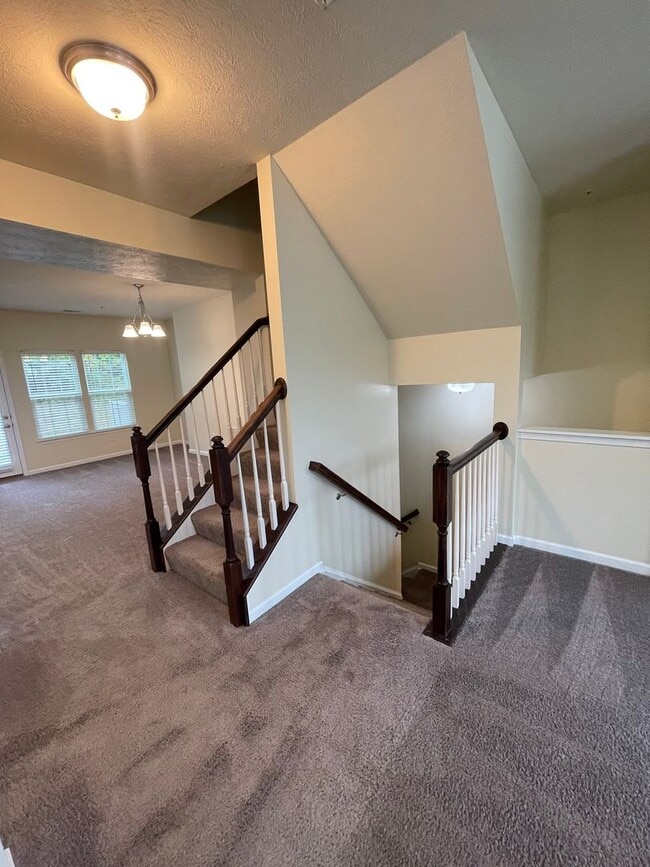 Building Photo - Gorgeous 3 BD/ 2.5 BA Townhouse Available ...
