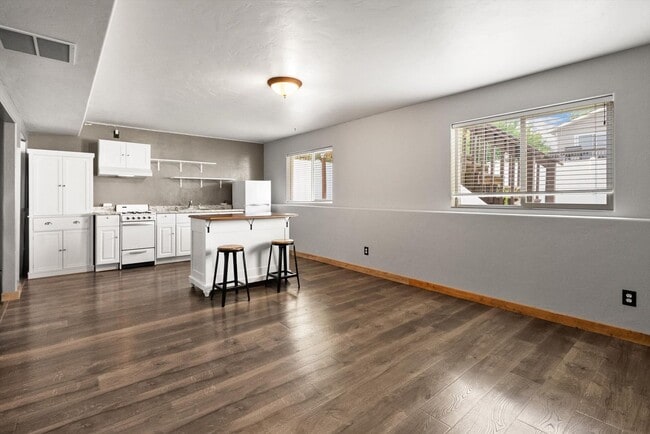 Building Photo - Amazing 3 Bedroom/2 Bath Bi-Level Home for...
