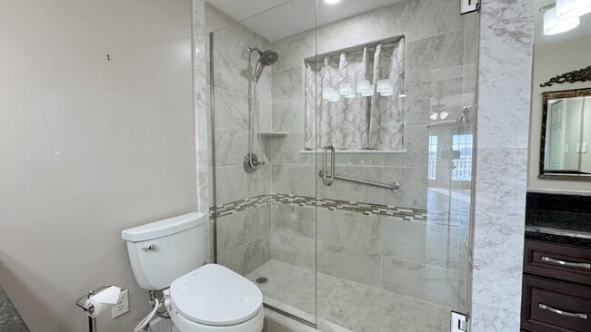 Building Photo - 404 S Beach St