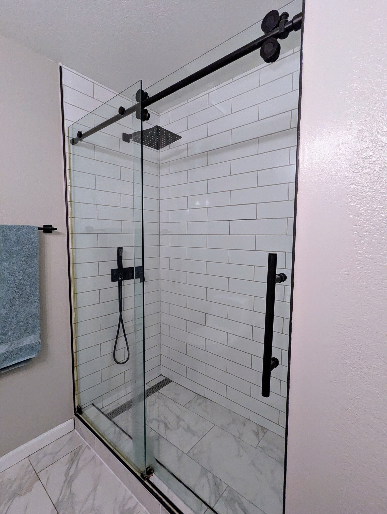 Main bath w/ walk-in shower - 3907 Vine St