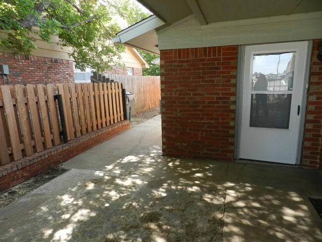 Building Photo - 4812 NW Motif Manor Blvd