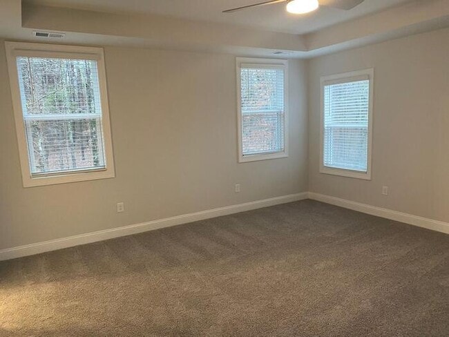 Building Photo - Beautiful Townhome with 3 bedrooms, three ...