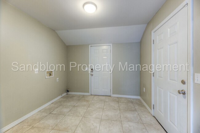 Building Photo - FOR LEASE | Tulsa | $1500 Rent | 3 Bed, 2 Bath Home