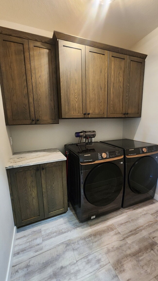 Building Photo - 5 Bedroom, 3 Full Bathroom House with 3 Ca...