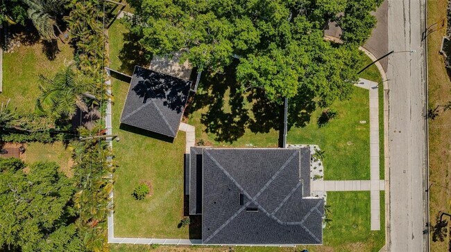 Building Photo - 1701 25th Ave N