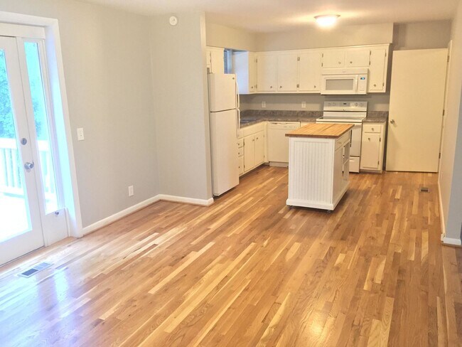 Building Photo - COMING SOON... Spacious 3R/1.5BA in Wilson...