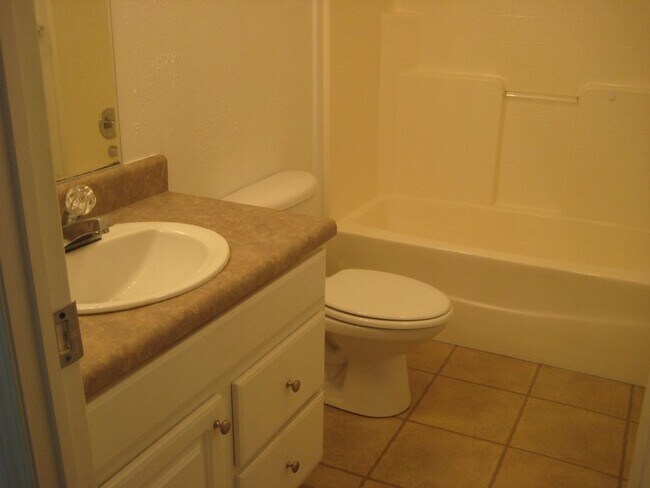Building Photo - Beautiful Home in the Richlands area.