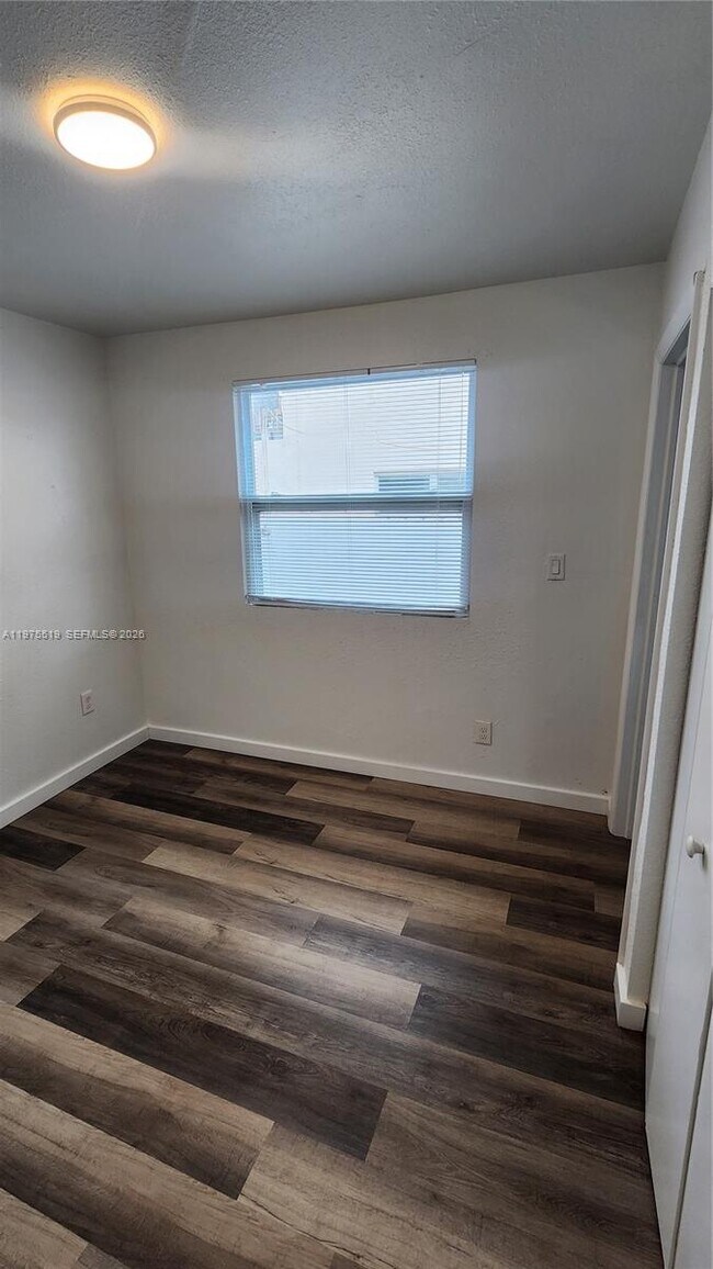 Building Photo - 1726 SW 25th Ave