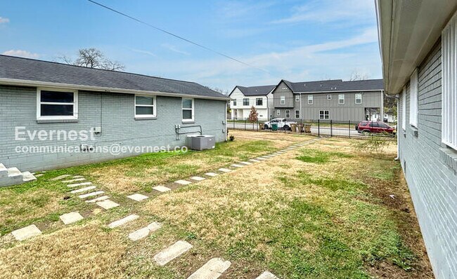 Building Photo - 1732 17th Ave N