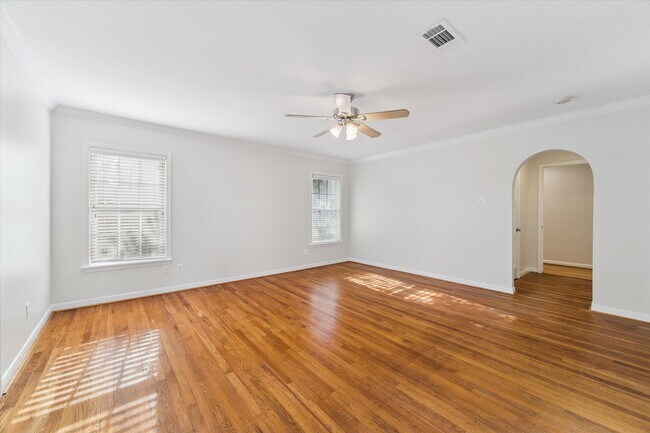 Building Photo - 1063 W 43rd St