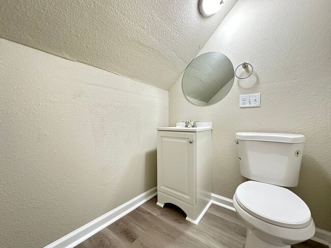Building Photo - 4 Bedroom Remodeled Home in Chariton