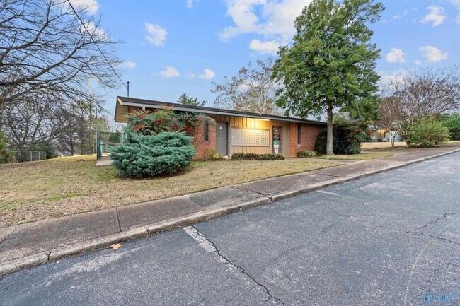 Building Photo - 2014 Colony Dr SW